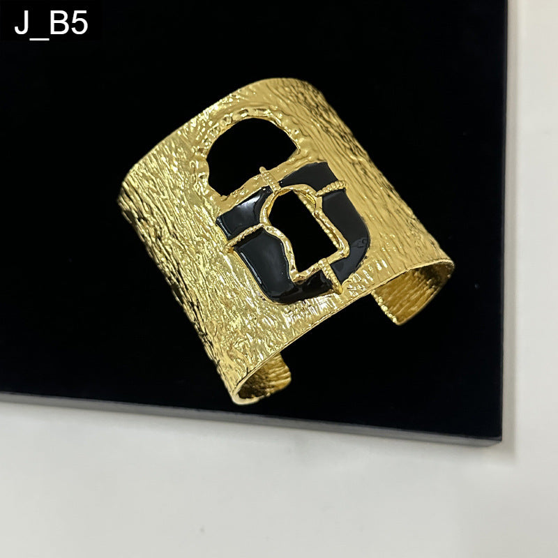 Sculpted Icon Handcuff - B5