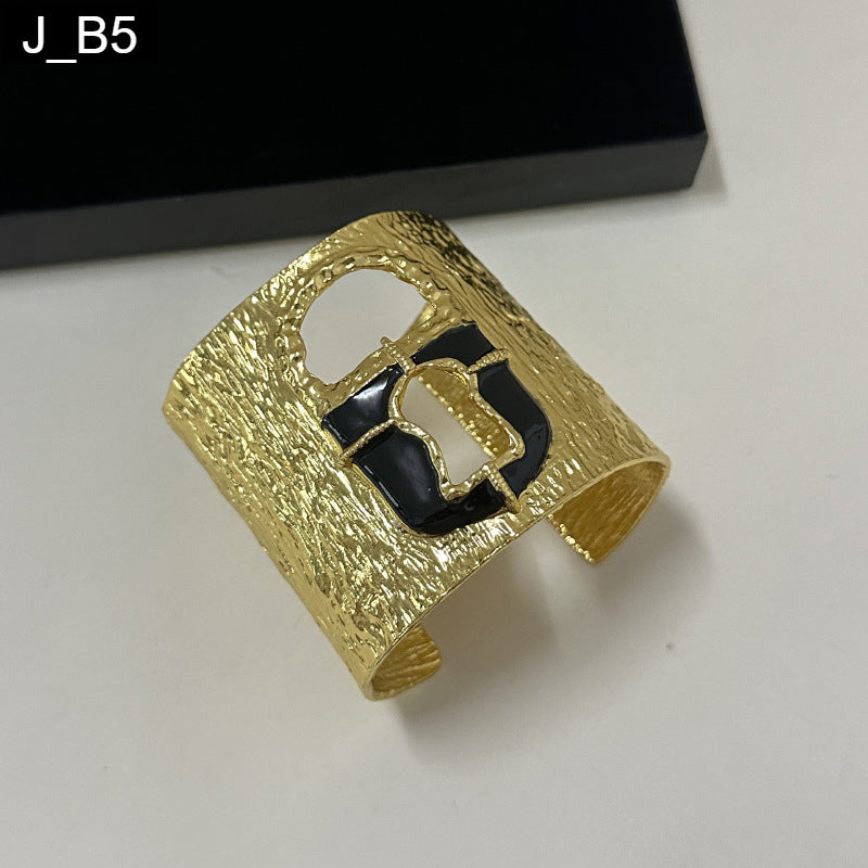 Sculpted Icon Handcuff - B5